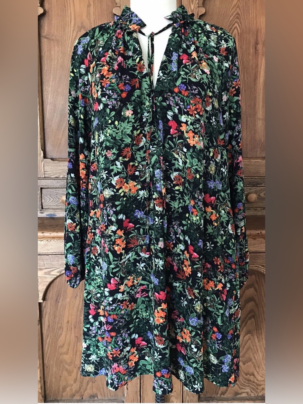 H&M, size 4 (oversized) Floral Tie-Neck Swing Dress in Black and Multi floral